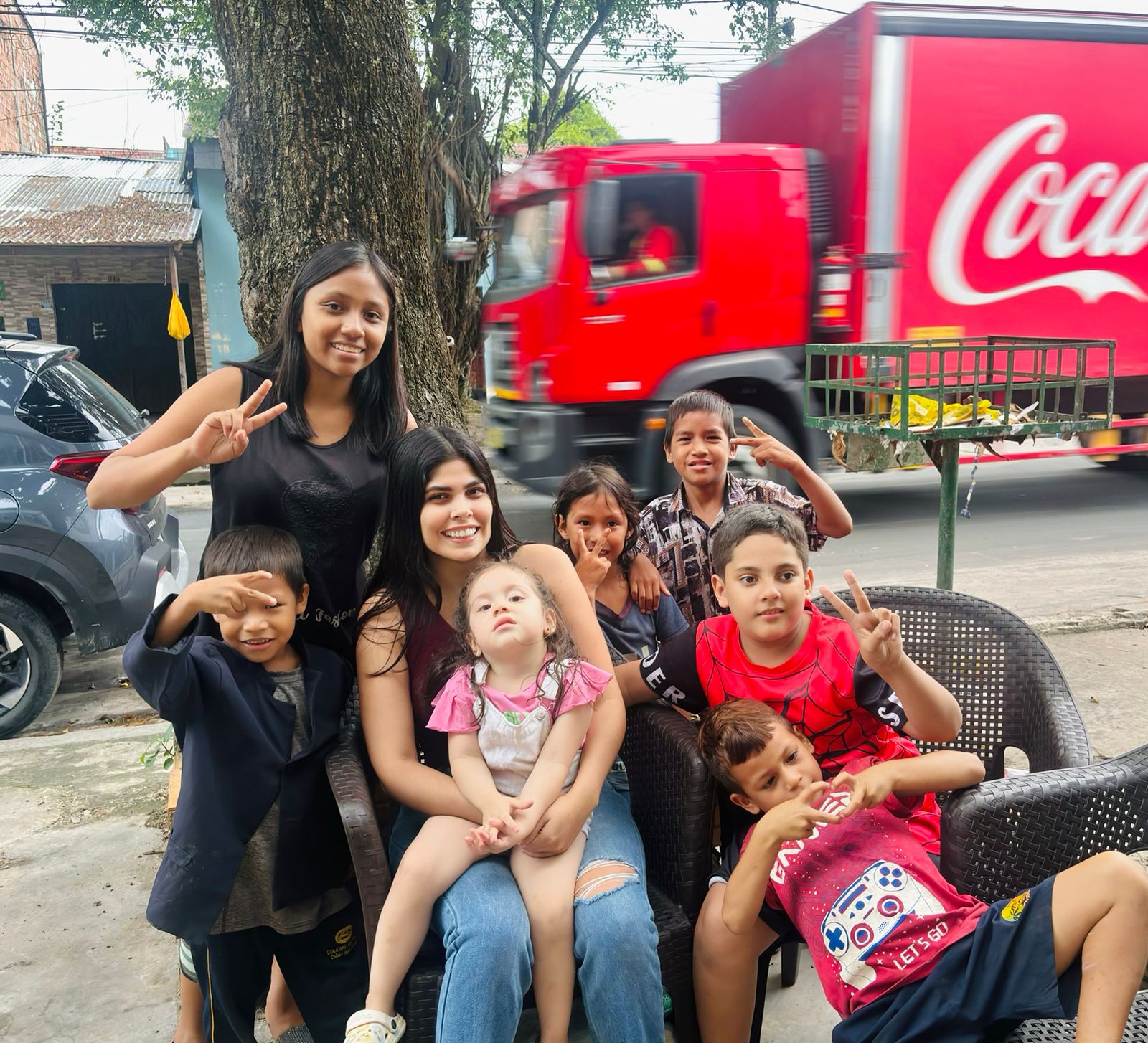 Andrea con niños en actividad social